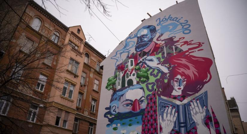 Gigantikus Jókai-portré került egy budapesti tűzfalra