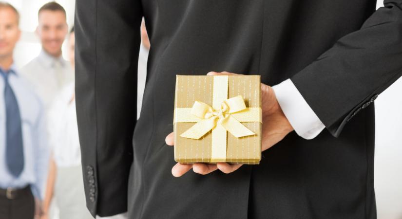 Drága meglepetés a fa alatt: az ajándékozásért is fizethet