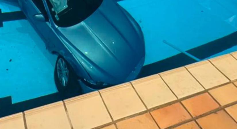 A rendőrök is elhűlve nézték, mit művelt az uszodánál parkoló anyuka - fotók