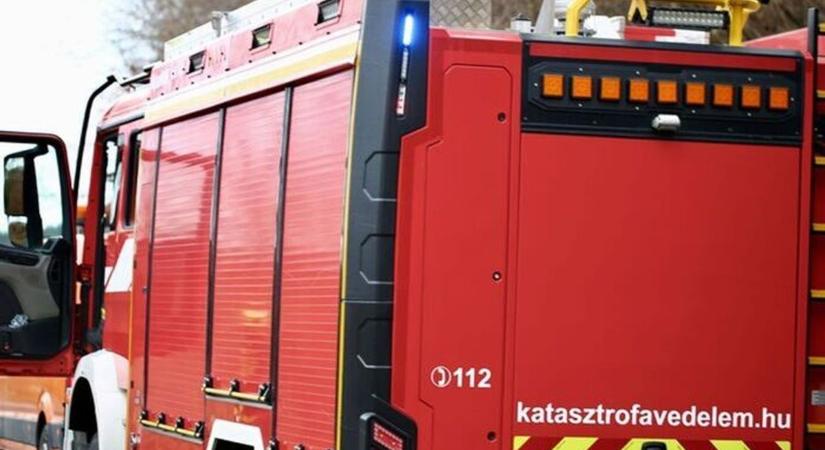 Tűzoltók a helyszínen: két ház kéményében fenyegetett a tűz