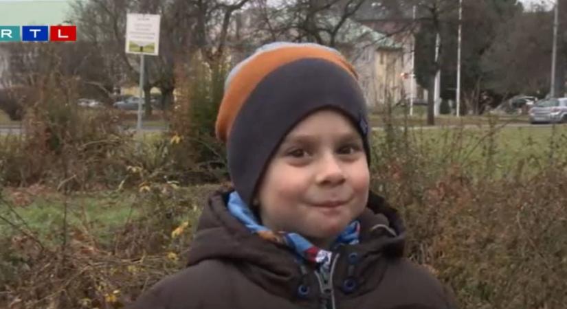 „Na, szia mentő” – megszólalt a kisfiú, aki hősiesen megmentette édesanyja életét: ez történt, miután kiértek a mentősök