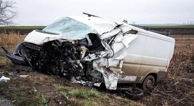 Mozdulatlanul hevernek a roncsok, teli van törmelékkel a 34-es a reggeli dráma után – videóval, galériával