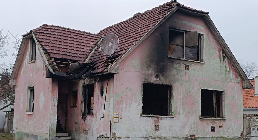 Többször figyelmeztették őket az illegális hulladék miatt, lángok martalékává vált a ház –fotók, videó