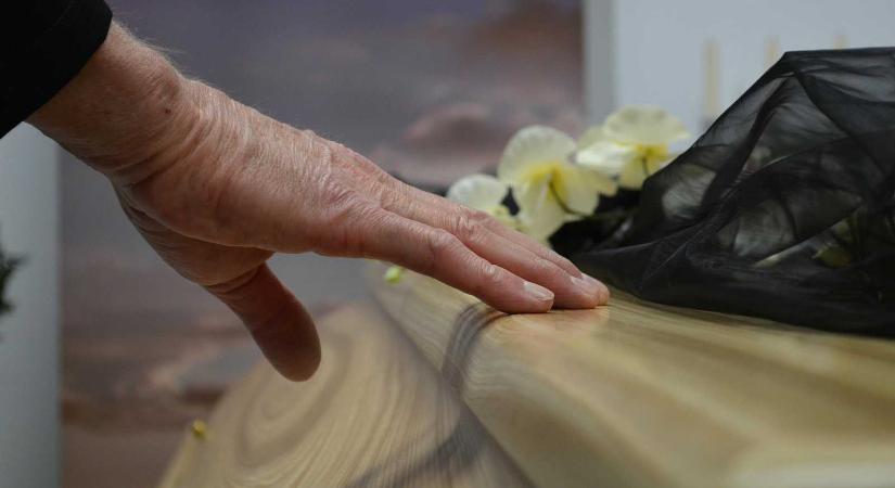 „Elvesztette” az úton a koporsót egy halottaskocsi