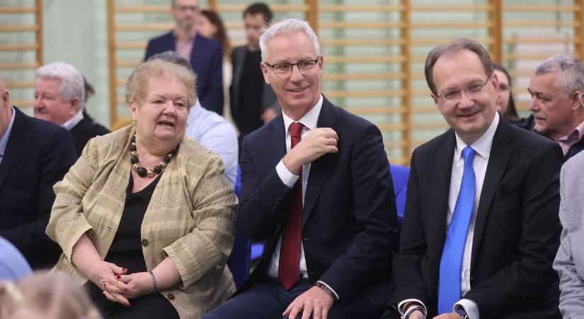 Ösztöndíjak és megújult sportcsarnok: ünnep a pécsi Koch Valéria Iskolaközpontban (GALÉRIA)