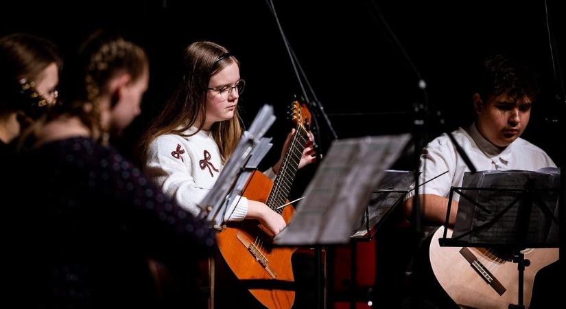 Több mint 4,5 millió forintot gyűjtöttek össze a beteg gyerekeknek, s még a kívánságaikat teljesítették a siófoki gimnazisták