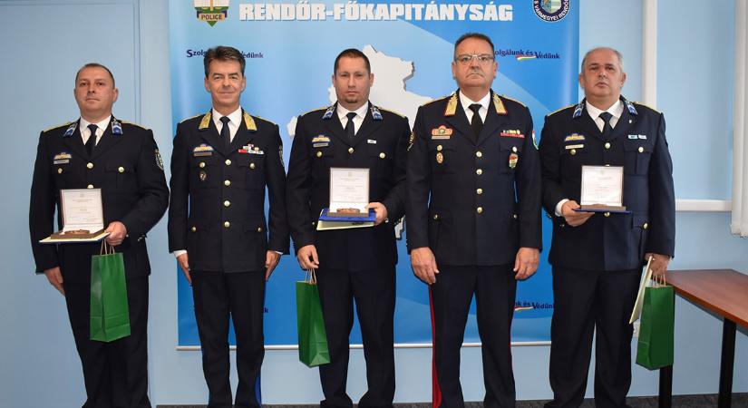 Hősi rendőrök: füsttel teli lakásból mentettek ki egy nőt, kitüntették őket