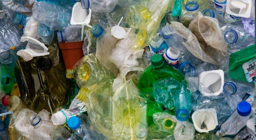 Már megint? Újabb változás jön a műanyag palackoknál – és ezt már első pillantásra látni fogjuk