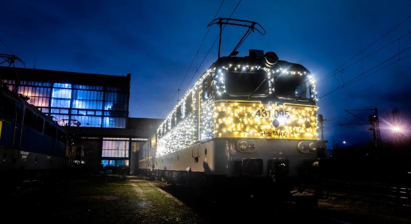 Este indul Pécsről Budapestre a MÁV fénymozdonya