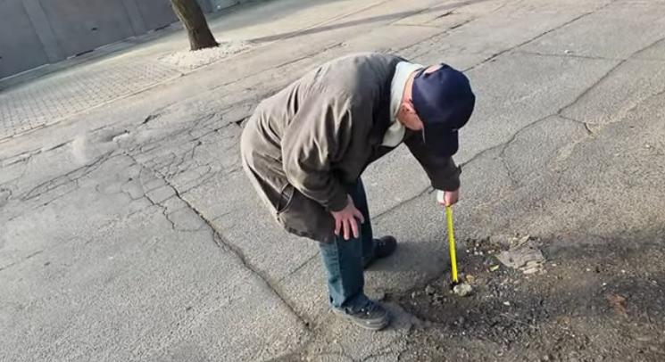 Szűk útszakasz okoz gondot Debrecen belvárosában – évtizedek óta megoldatlan a probléma