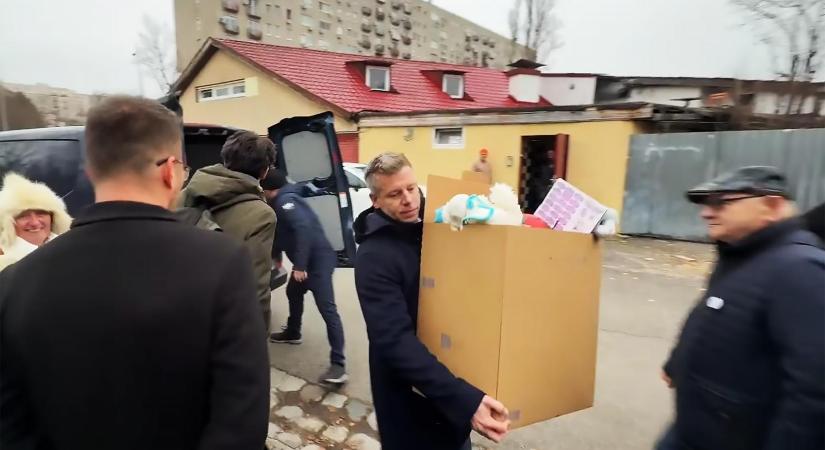 Magyar Péter idén is ajándékot vitt az óbudai gyermekotthonba