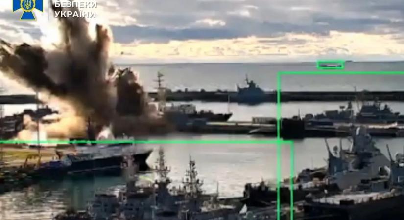 Videón, ahogy ukrán drónok felrobbantottak egy orosz harci tengeralattjárót