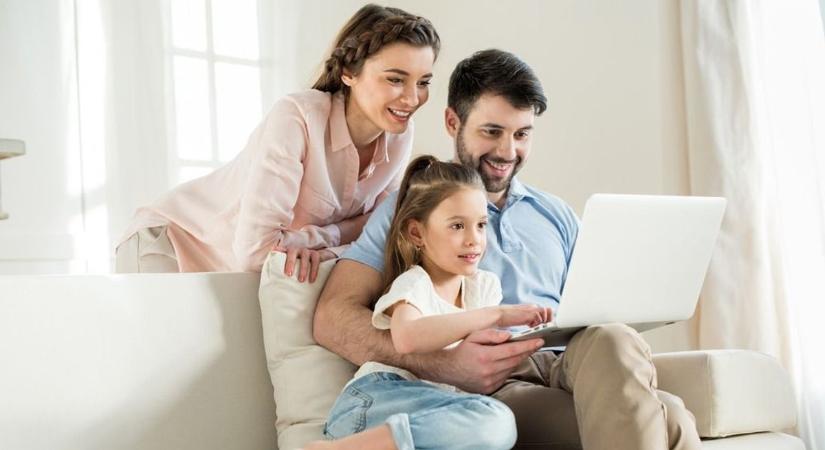 Csúszik a családi pótlék januárban, mutatjuk mikor érkezik!