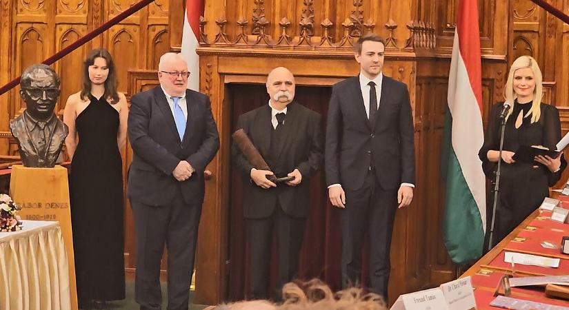 Az egyik legrangosabb szakmai díjat kapta meg Debrecen díszpolgára – videóval
