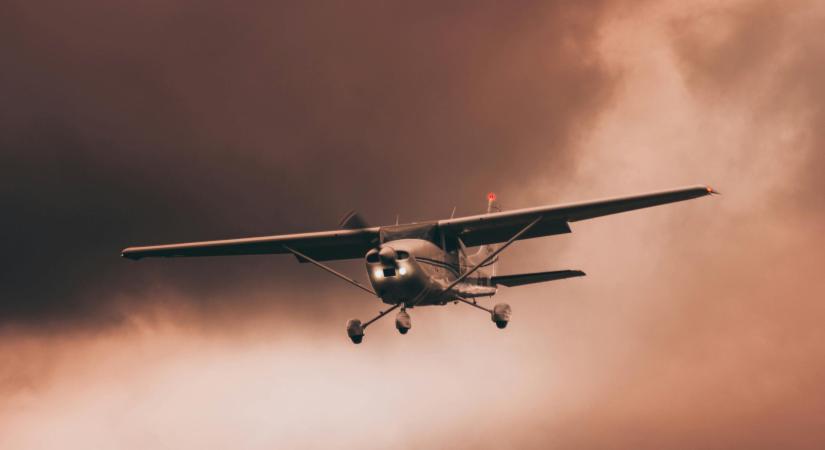 „Zuhanunk” – Pillanatokkal a katasztrófa előtt ezt üzente a pilóta, majd lezuhant a kisrepülőgép