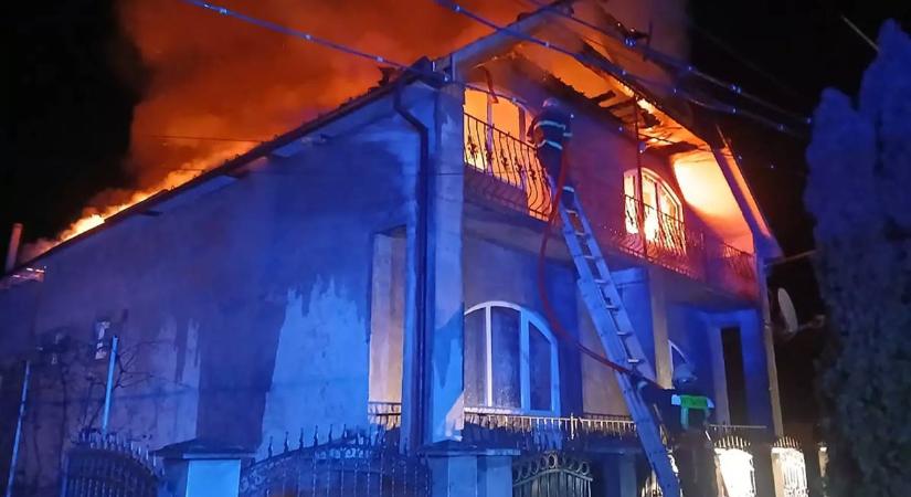 Nagydobronyban kigyulladt egy ház tetőtere