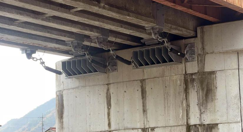 Ezért lógnak óriási láncok a japán hidak alatt