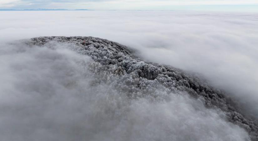 Csodaszép magyaországi fotókat kaptunk a ködről, ezt látnod kell (az első nagyon hasonlít a Balatonhoz, pedig az a Mátra)