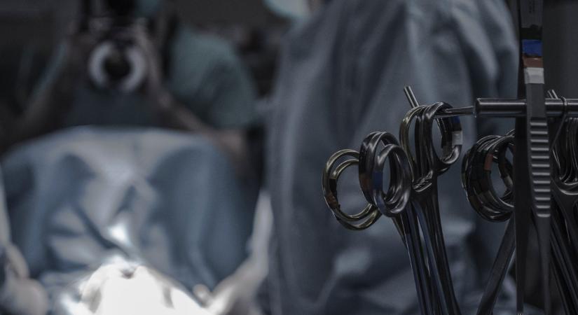 Siketen született kislánynak adták vissza a hallását pécsi orvosok