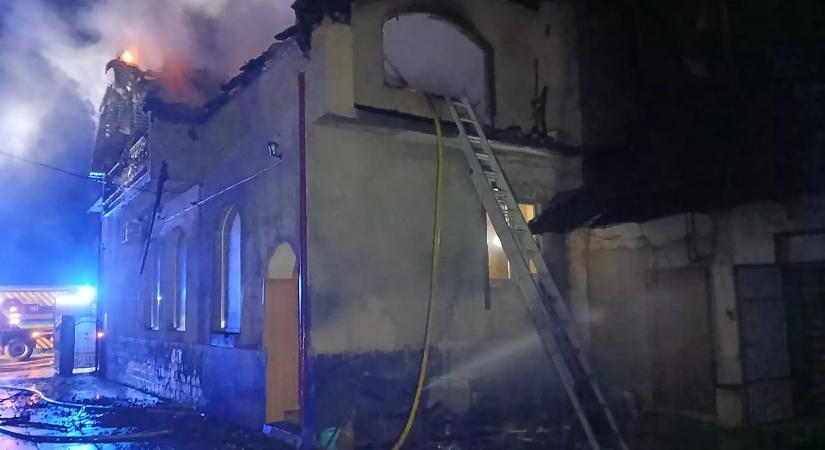 Tűz ütött ki egy lakóházban Nagydobronyban