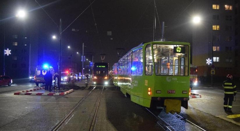 Egyszerre két villamos is elütötte a síneken támolygó részeg férfit