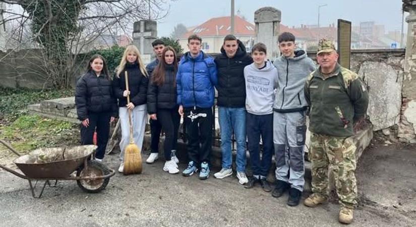 Hunyadis diákok vállalták, hogy rendbe teszik a csornai hősök sírjait, példás, amit tesznek