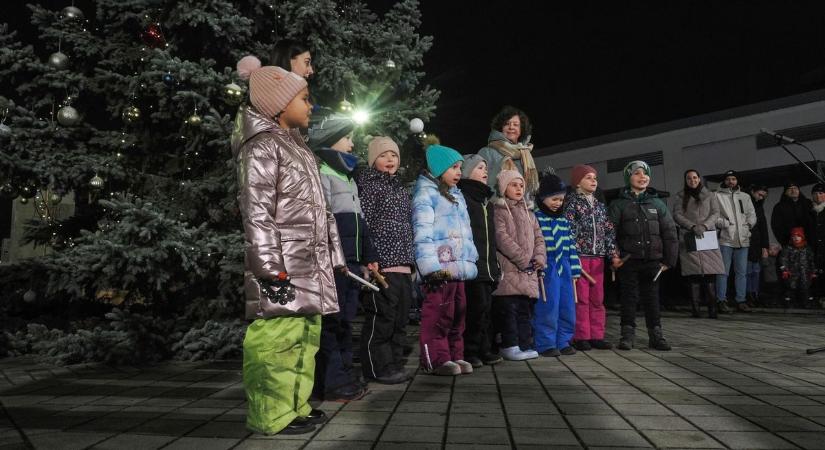 A karácsony igazi lényegét mutatták meg a Dózsavárosban ( galéria, videó)