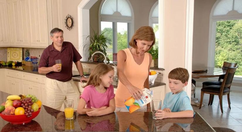 Tőrdöfés a Tiszának: januártól jön az újabb család- és nyugdíjtámogatás