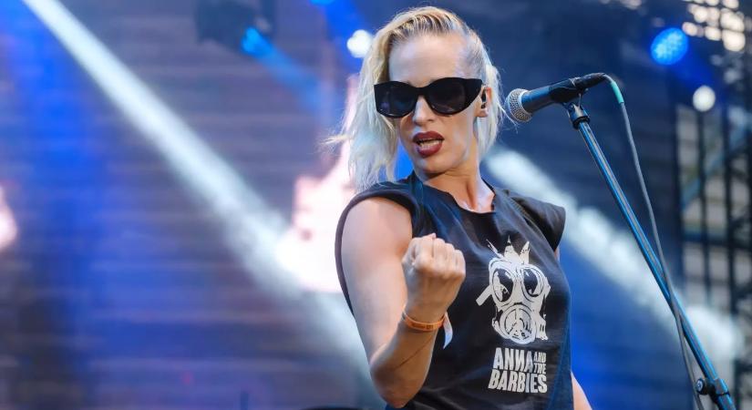 „Rájöttem, hogy a takarításnál sokkal több pénzt is lehet keresni” – Pásztor Anna pornószínésznőnek jelentkezett