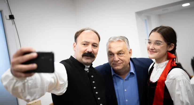 "Sokan vagyunk" – különleges fotókkal és videóval idézte fel Orbán Viktor a hétvégi Háborúellenes Gyűlést