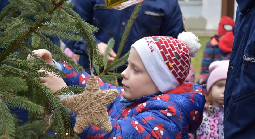 Ovisok keze munkája nyomán öltözött ünnepi díszbe a tűzoltók fenyőfája - videó