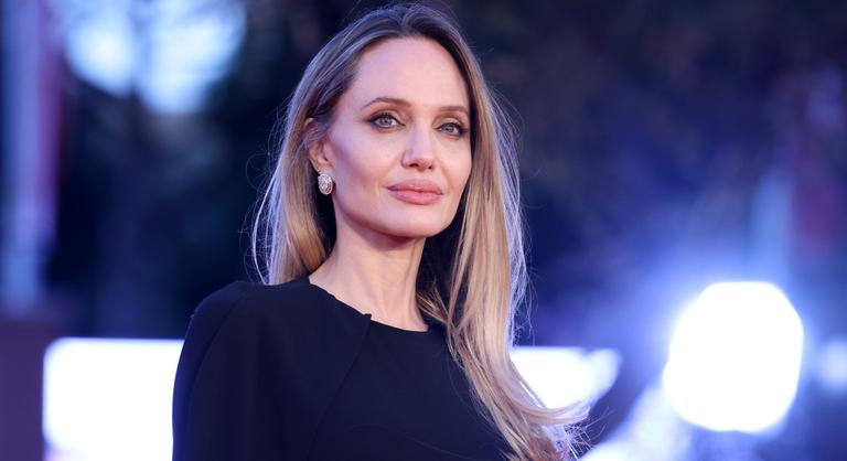 Neves magazin címlapján mutatja meg a mellamputáció utáni hegeit Angelina Jolie
