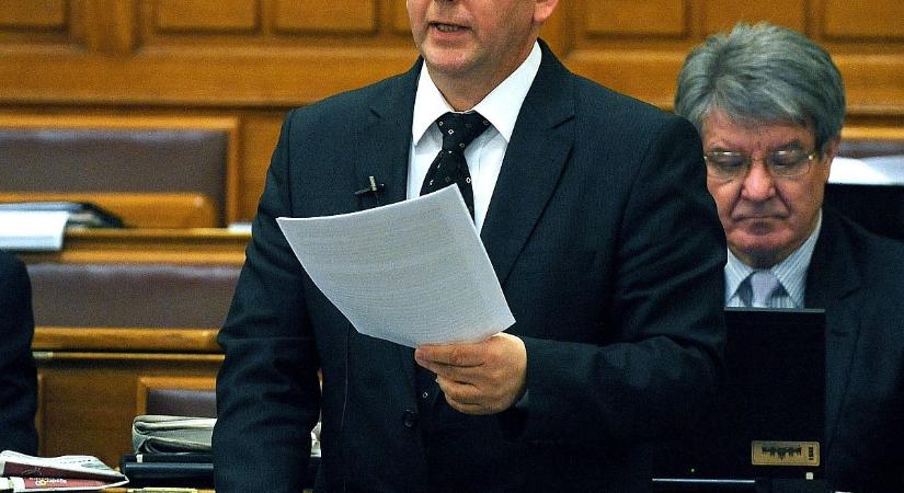 Tata polgármestere megelégelte a kommentelőket, mostantól nem lehet hozzászólni az önkormányzat Facebook-bejegyzéseihez