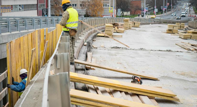 Flórián tér: az északi híd teljes szélességében felmarták a régi aszfaltburkolatot