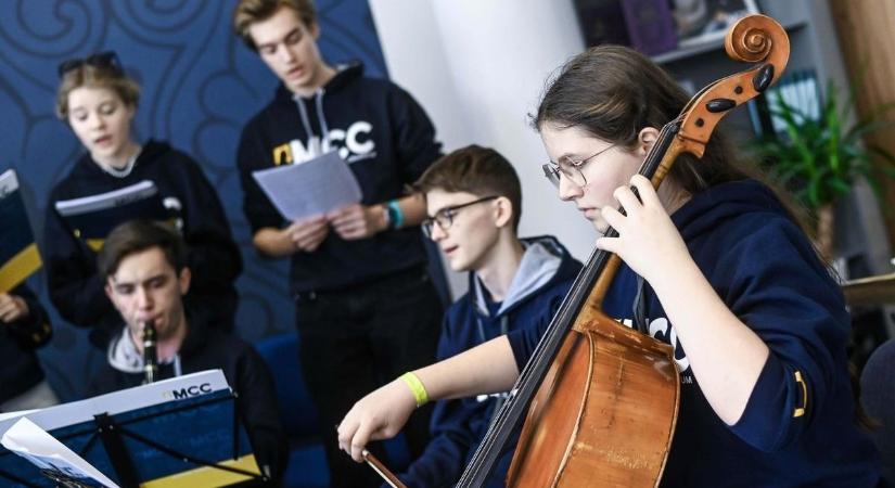 Párizs lehet a jutalom: tehetséges diákokat keres az MCC