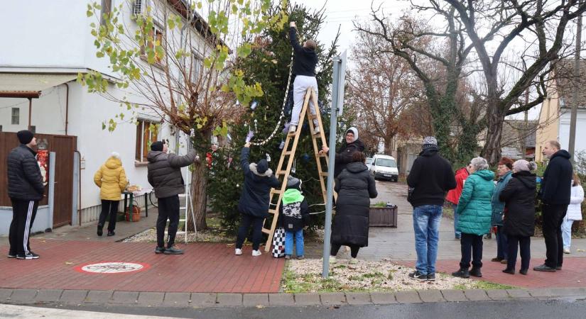 Egy egész utca együtt készül a karácsonyra ezen a településen, még közös fenyőt is díszítettek