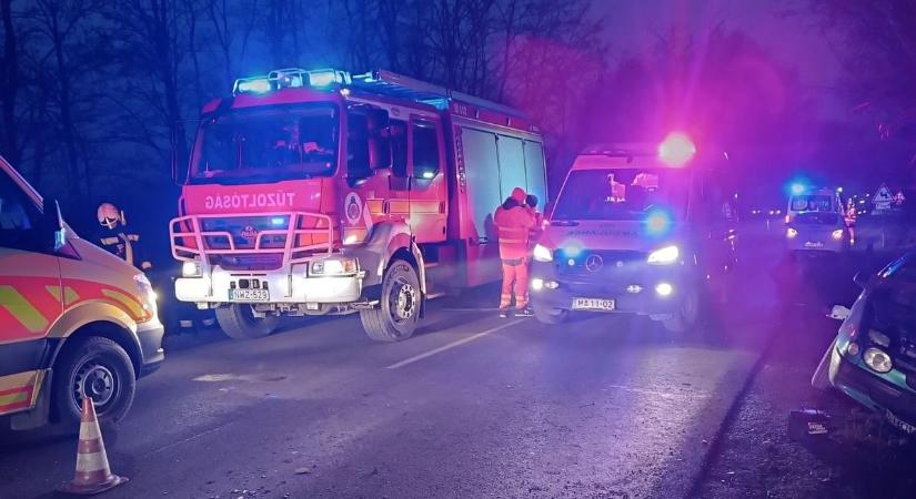 Teherautó és személyautó ütközött össze az 51-esen, egy ember súlyosan megsérült – fotók