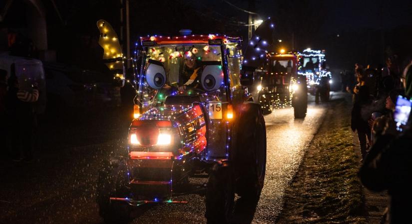 Képeken és videón a kocsi fénytraktoros felvonulás