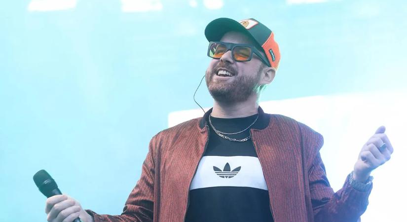 Fluor Tomi nyakához kést szorítottak – videó