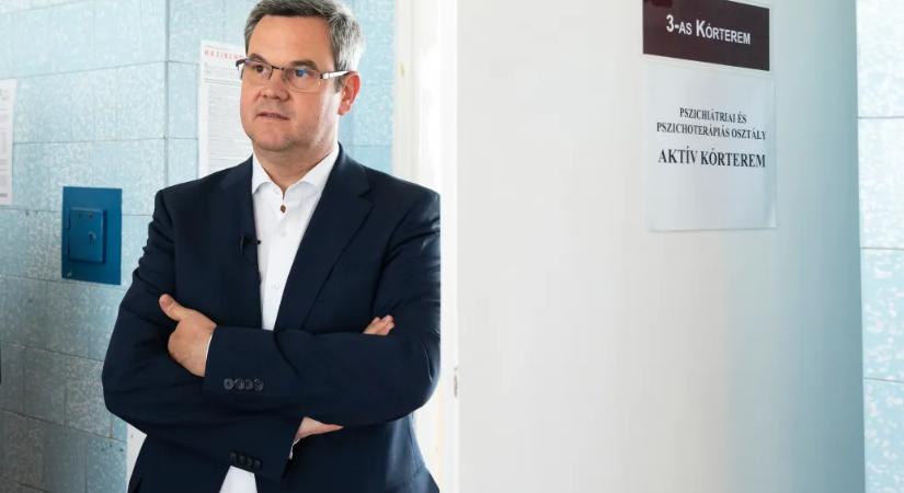 Hát ki aláz meg így egy orvost, hogy nem engedi nyilatkozni? – kérdezte Takács államtitkár a kórházi nyilatkozatstop országában