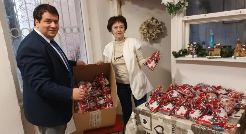 Váraljai Zoltán, a KDNP B.-A.-Z. vármegyei szervezője a Csilla Bárónő Szeretetotthonban Mikulás-csomagokat adott át