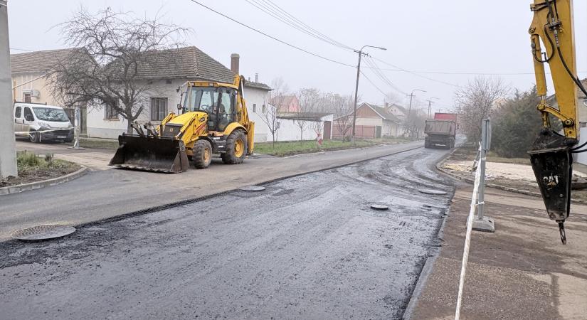 Már a József Attila utcában aszfaltoznak