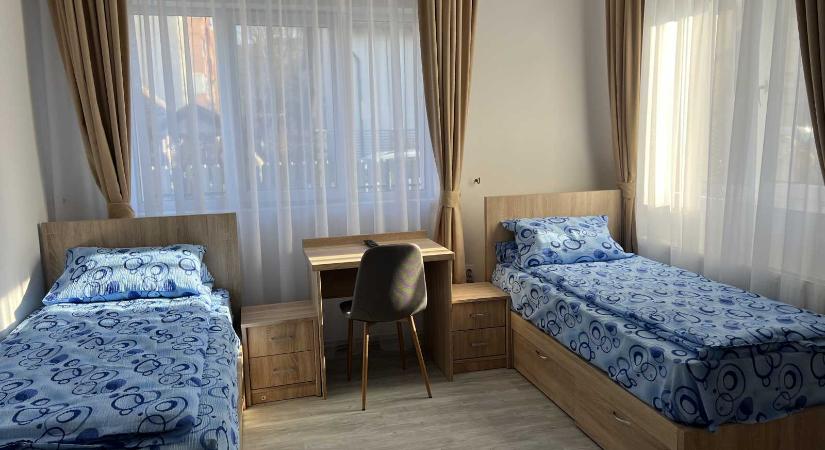 Négy védett lakóotthont adtak át Marosludason – Csökkentik a központokban élők számát