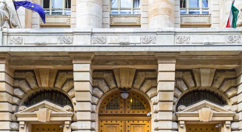 Újabb figyelmeztető jelzést küldött Varga Mihály Nagy Mártonnak és Orbán Viktornak