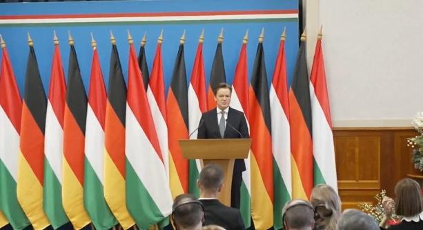 Kitüntették Markus Schafert, a Mercedes-Benz AG igazgatótanácsának tagját