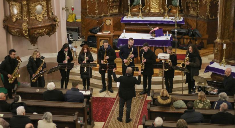 Adventi dallamok csendültek fel a tokodi templomban