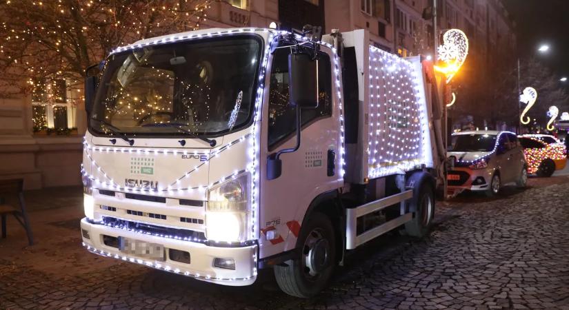 Szolnok utcáin még a kukásautó is karácsonyi díszbe öltözött