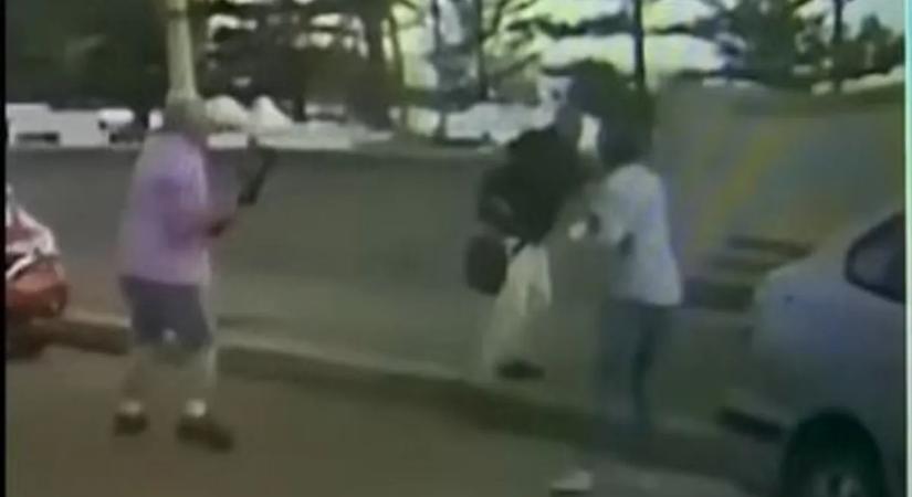Megrázó videó: egy nyugdíjas házaspár is próbálta megállítani a Bondi Beach-i terroristát