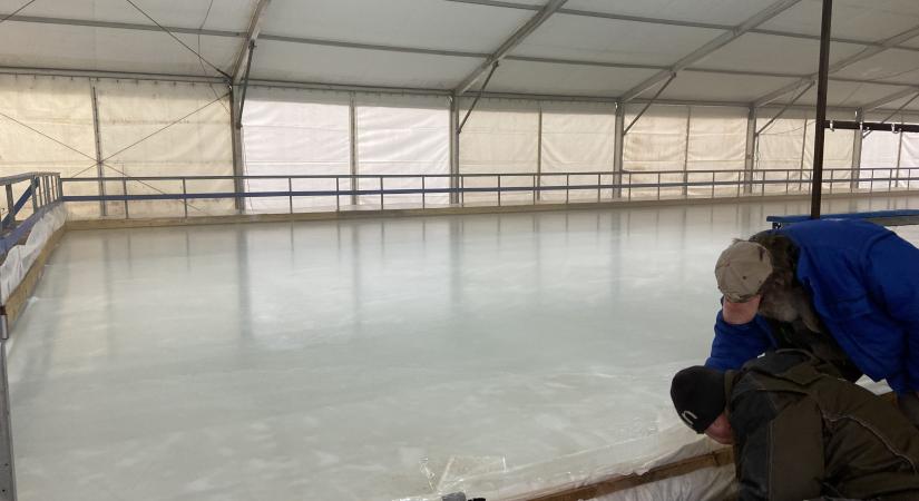 Pénteken nyit a jégpálya