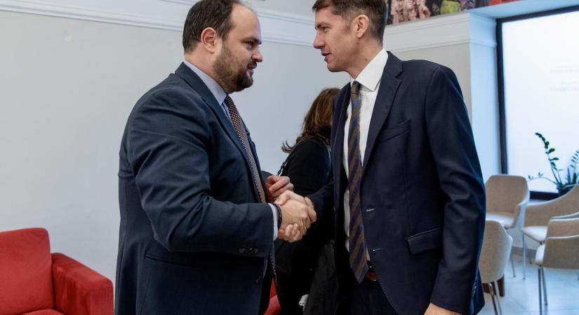 Magyarország kormánya felelősséget visel a külhoni magyar közösségekért – jelentette ki Nacsa Lőrinc Zentán